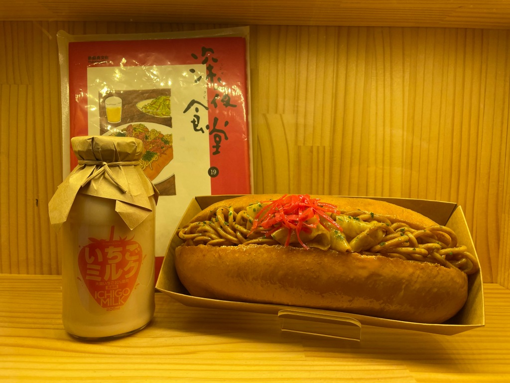 一份日式炒麵麵包，搭配一瓶香甜濃郁的草莓牛乳，就是福岡天神的招牌絕配套餐。